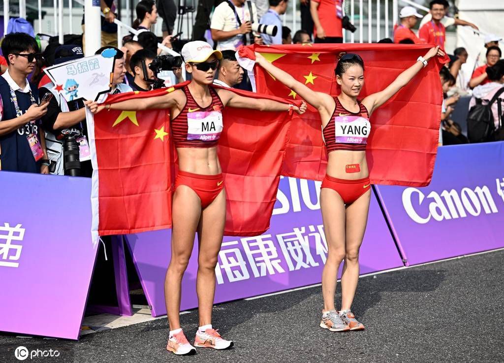 孟美岐情感充沛，将观众的情绪缓缓引入，声声沁入人心，传递出真诚与无悔